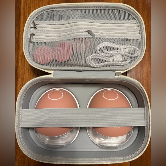 Momcozy M9 Wearable Breast Pump with App in Pink - Picture 4 of 11